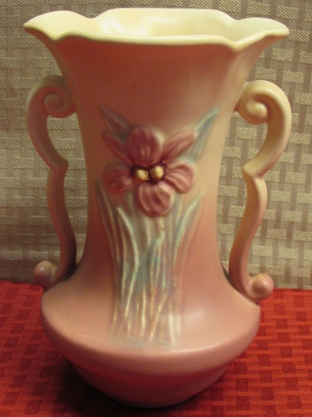 LOVELY & COLLECTIBLE VINTAGE HULL POTTERY VASE
