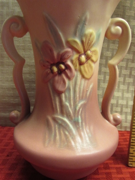 LOVELY & COLLECTIBLE VINTAGE HULL POTTERY VASE