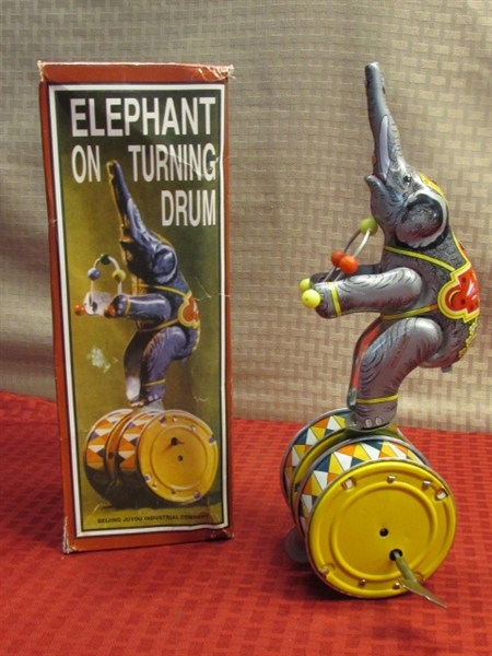 VINTAGE NEW COLLECTIBLE TIN WIND UP ELEPHANT TURNING ON DRUM