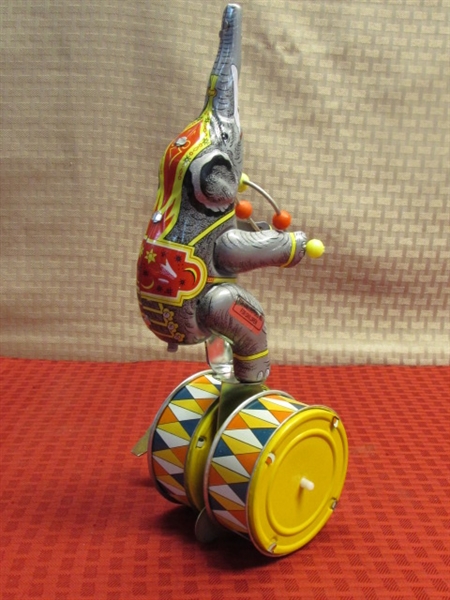 VINTAGE NEW COLLECTIBLE TIN WIND UP ELEPHANT TURNING ON DRUM