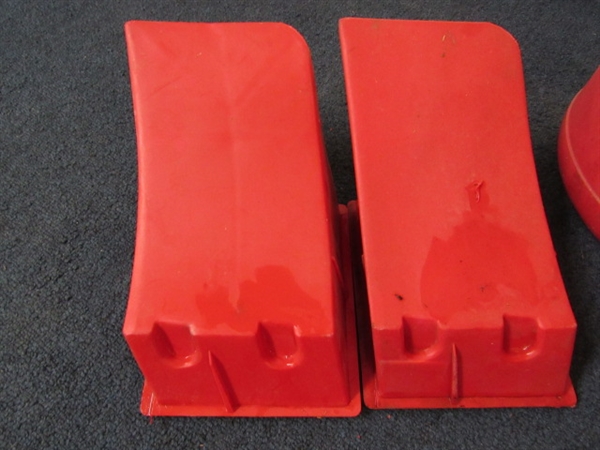 NICE PLASTIC CHOCKS A METAL 5 1/4 GALLON GAS CANS & 2 PLASTIC GAS CANS