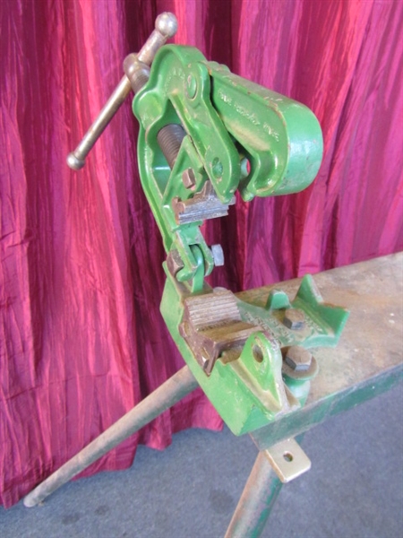 EXCELLENT PIPE VISE ON METAL WORK STAND