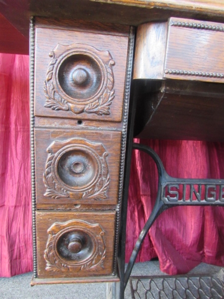 ANTIQUE SINGER REDEYE SEWING MACHINE IN TREADLE WITH OAK CABINET - 7 DRAWERS