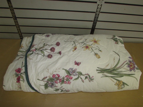 FLOWERS & BUTTERFLIES - LIGHT & AIRY SPRING TIME COMFORTER TO BRIGHTEN YOU DAY & NIGHT