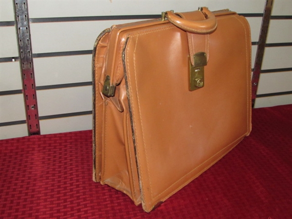 MAKE A STATEMENT WITH THIS CLASSY VINTAGE TOP GRAIN COWHIDE BRIEFCASE