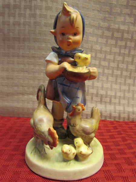 FEEDING TIME EARLY 1950's HUMMEL - LITTLE GIRL FEEDING CHICKENS - FULL BEE TMK2