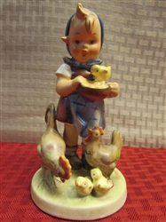 "FEEDING TIME" EARLY 1950s HUMMEL - LITTLE GIRL FEEDING CHICKENS - FULL BEE TMK2
