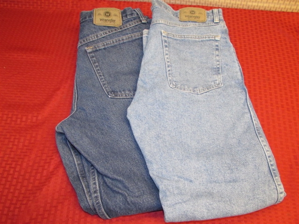 TWO PAIR OF MEN'S WRANGLER JEANS IN GOOD CONDITION