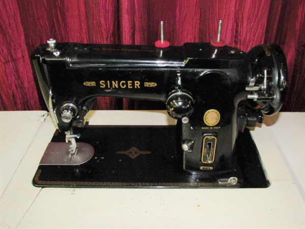 BEAUTIFUL ITALIAN MADE SINGER SEWING MACHINE MODEL 306M IN EXCELLENT CONDITION. 