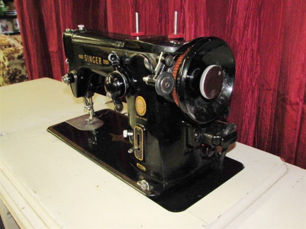 BEAUTIFUL ITALIAN MADE SINGER SEWING MACHINE MODEL 306M IN EXCELLENT CONDITION. 