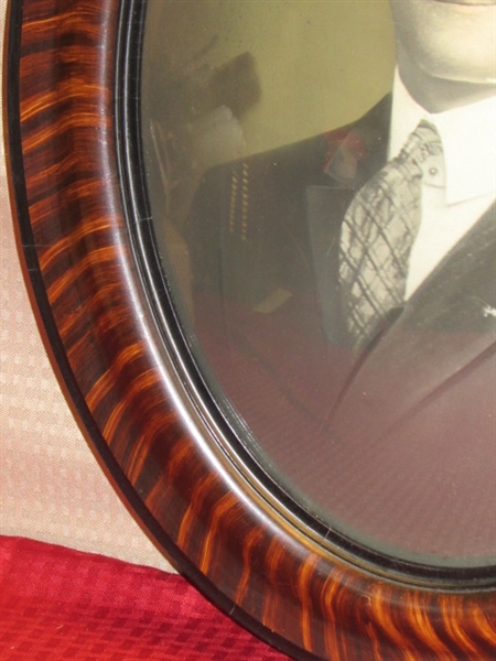 ANTIQUE TIGERWOOD MAPLE OVAL PICTURE FRAME WITH CONVEX BUBBLE GLASS & PHOTOGRAPH