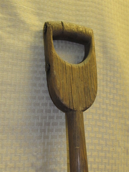 RARE ANTIQUE WOOD D HANDLE SHOVEL IN VERY GOOD CONDITION