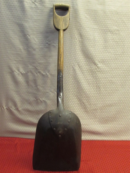 RARE ANTIQUE WOOD D HANDLE SHOVEL IN VERY GOOD CONDITION