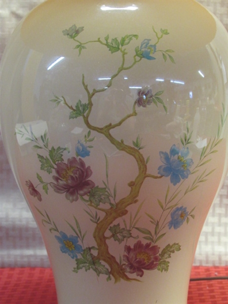 PRETTY ACCENT LAMP WITH GLASS FLORAL BASE