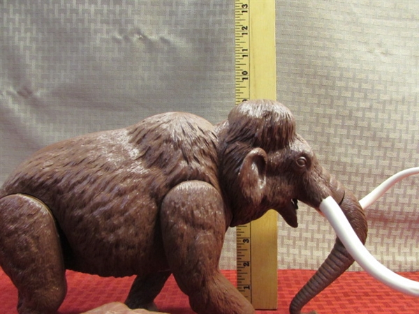 THE LAND BEFORE TIME-WOOLY MAMMOTH & APATOSAURUS MODELS & PREHISTORIC MONSTERS BOOK