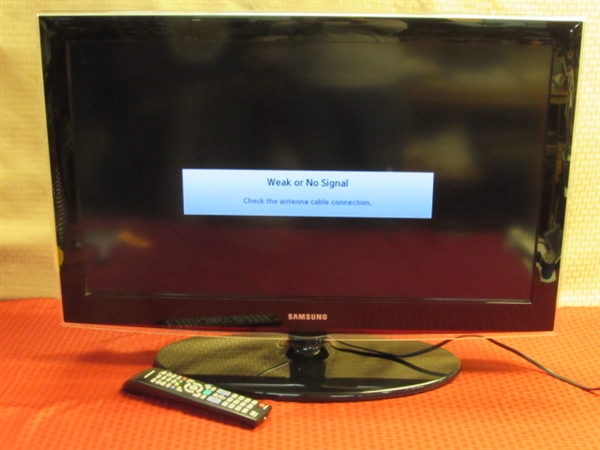 NICE 32 SAMSUNG FLAT SCREEN TV WITH REMOTE