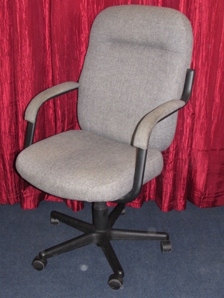 COMFORTABLE UPHOLSTERED OFFICE CHAIR