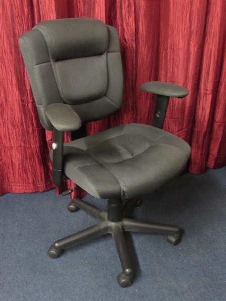 COMFORTABLE OFFICE CHAIR WITH ADJUSTABLE SEAT & ARM RESTS