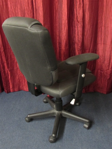 COMFORTABLE OFFICE CHAIR WITH ADJUSTABLE SEAT & ARM RESTS