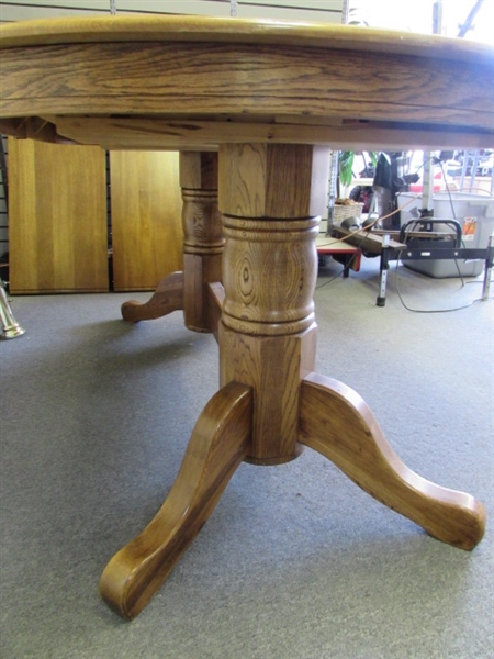 BEAUTIFUL OAK DOUBLE PEDESTAL TABLE WITH TWO LEAVES
