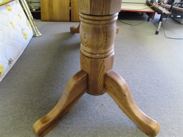 BEAUTIFUL OAK DOUBLE PEDESTAL TABLE WITH TWO LEAVES
