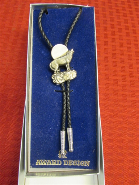 HOWL AT THE MOON!  NEW IN BOX WOLF BOLO TIE