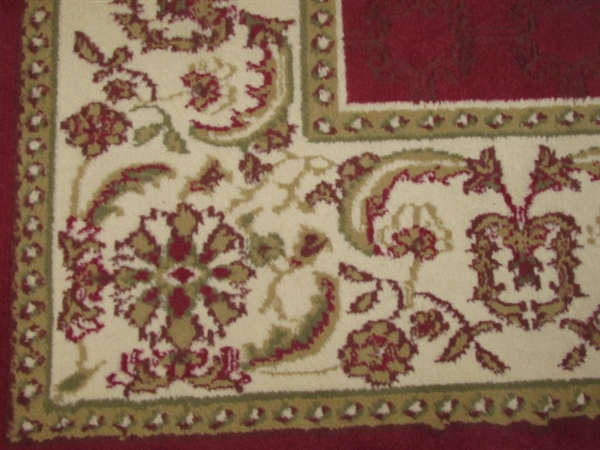 BEAUTIFUL AREA RUG IN GREAT CONDITION