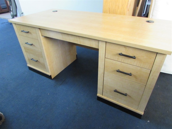 HIGH END SAUDER EXECUTIVE DESK GREAT FOR HOME OR OFFICE