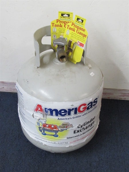 FOR YOUR BBQ OR RV 5 GALLON PROPANE TANK WITH 2 NEW ACCU-LEVEL PROPANE TANK GAUGES