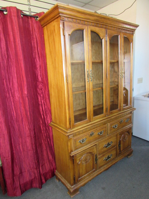 Lot Detail - LOVELY STANLEY FURNITURE CHINA HUTCH WITH ...