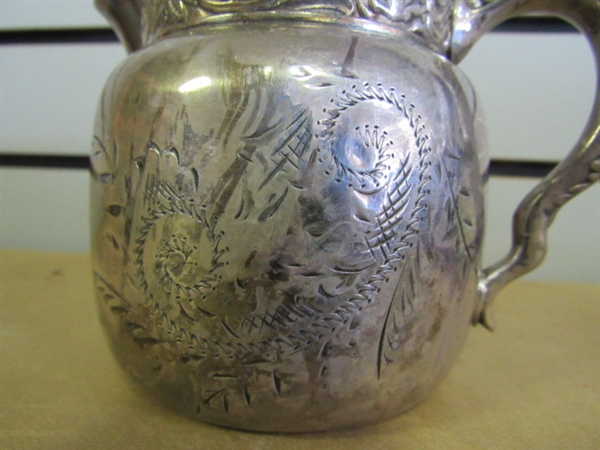 EXQUISITE & GOOD QUALITY SILVER PLATED PITCHER WITH 2 SERVING PLATES & AN ANTIQUE EMBOSSED BOWL