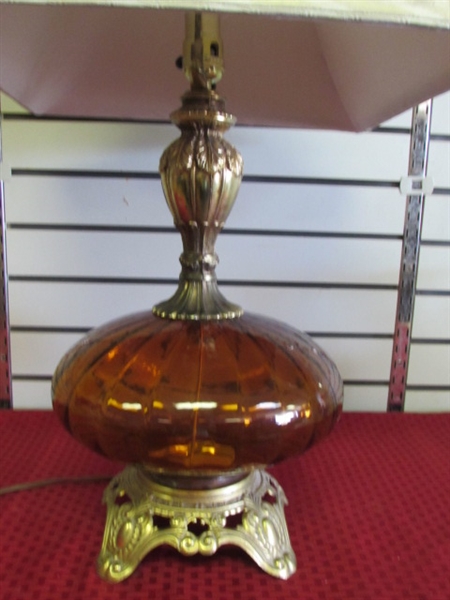 CLASSIC VINTAGE TABLE LAMP WITH AMBER GLASS & ORNATE BRASS FINISH BASE