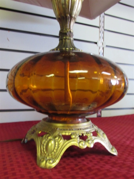 CLASSIC VINTAGE TABLE LAMP WITH AMBER GLASS & ORNATE BRASS FINISH BASE