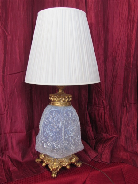 STUNNINGLY ELEGANT CLEAR OPALINE GLASS ACCENT LAMP