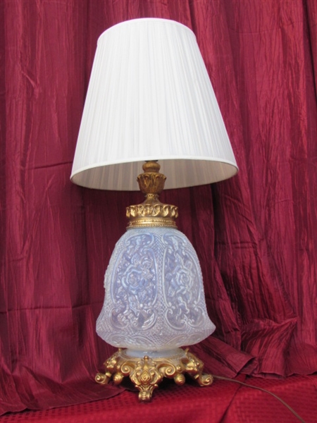 STUNNINGLY ELEGANT CLEAR OPALINE GLASS ACCENT LAMP