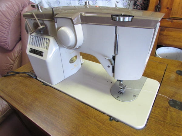 VINTAGE RICCAR SEWING MACHINE IN MAPLE VENEER SEWING TABLE/CABINET