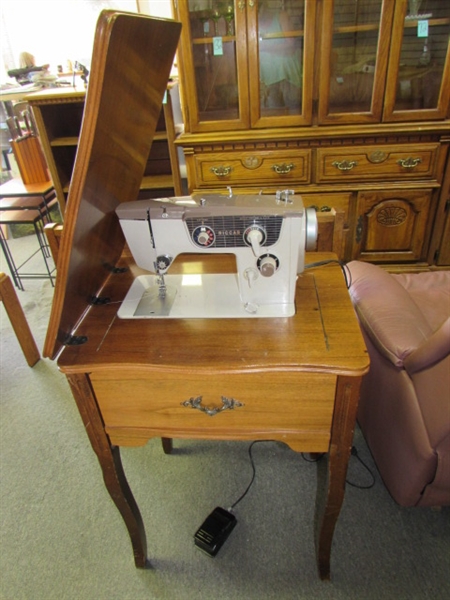 VINTAGE RICCAR SEWING MACHINE IN MAPLE VENEER SEWING TABLE/CABINET
