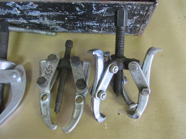 METAL TOOL CADDY WITH 7 QTS OF OIL, 3 GEAR PULLERS & A WHEEL PULLER