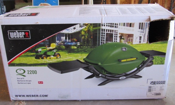 JOHN DEERE MODEL WEBER GAS BARBEQUE NEW IN THE BOX