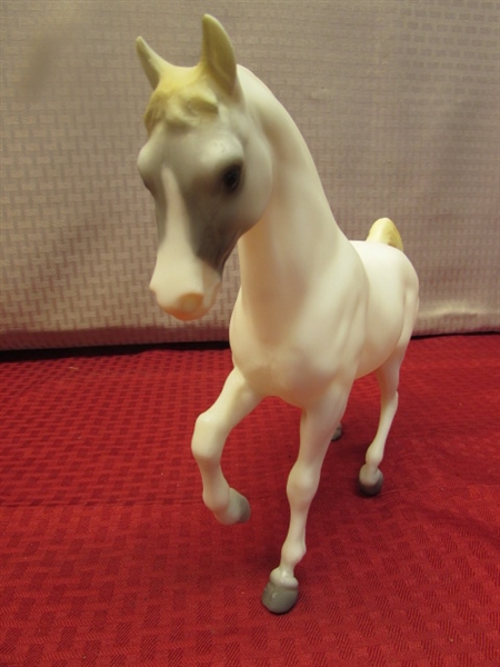IN LIKE NEW GIFT CONDITION - BREYER TRADITIONAL SIZE HORSE