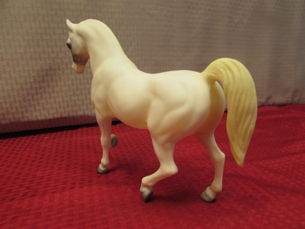 IN LIKE NEW GIFT CONDITION - BREYER TRADITIONAL SIZE HORSE
