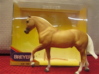 LIKE NEW BREYER MODEL PALOMINO HORSE "TERSORO"