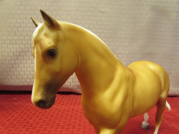 LIKE NEW BREYER MODEL PALOMINO HORSE TERSORO