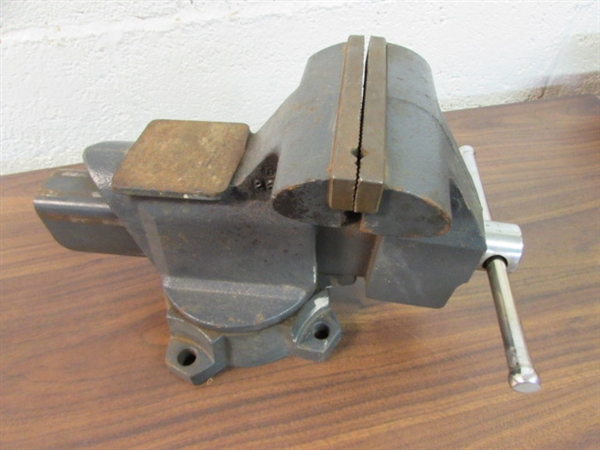 ANVIL TOP CRAFTSMAN 5.5 BENCH VISE WITH SWIVEL.