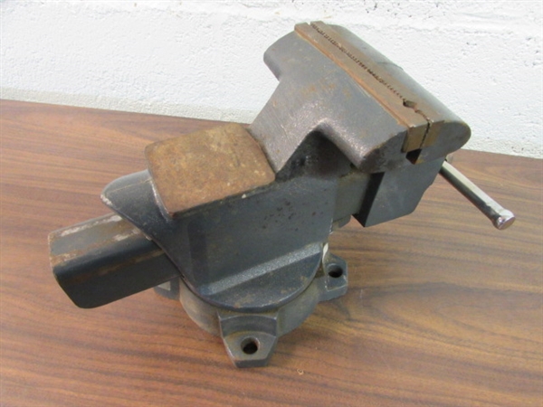 ANVIL TOP CRAFTSMAN 5.5 BENCH VISE WITH SWIVEL.