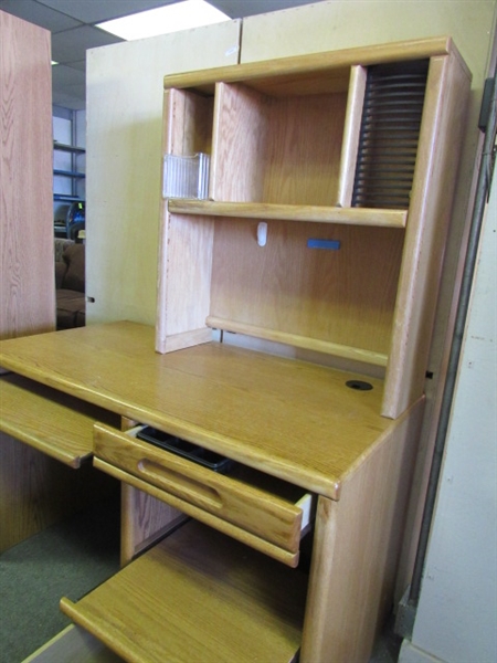 BE ORGANIZED WITH THIS NICE LIGHT OAK FINISHED DESK & HUTCH