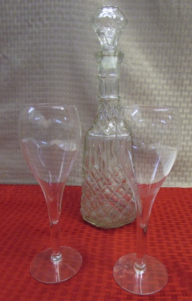 DECANTER AND WINE GLASS SET