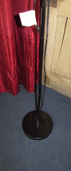 FLOOR LAMP WITH FLEXIBLE LIGHT