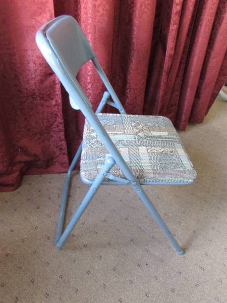 FOLDING METAL CHAIR WITH UPHOLSTERED SEAT
