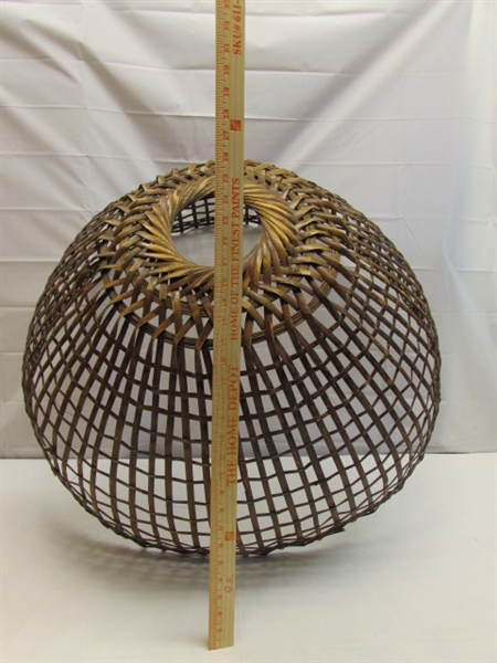 LARGE WICKER SHADE & SMALL BASKET